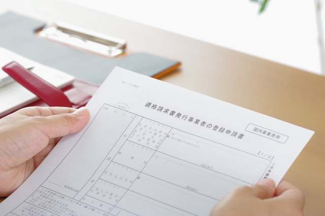 10月からインボイス制度が開始　消費税の課税事業者はインボイス（適格請求書）を発行